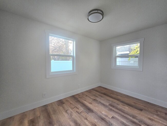 Photo - 706 1/2-9 1/2 Alderson Ave Unidad 9 1/2 Alderson Ave Back