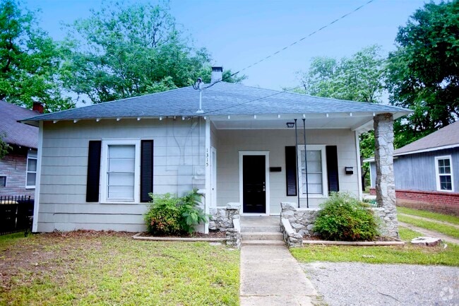 Building Photo - 1315 W 16th St Rental