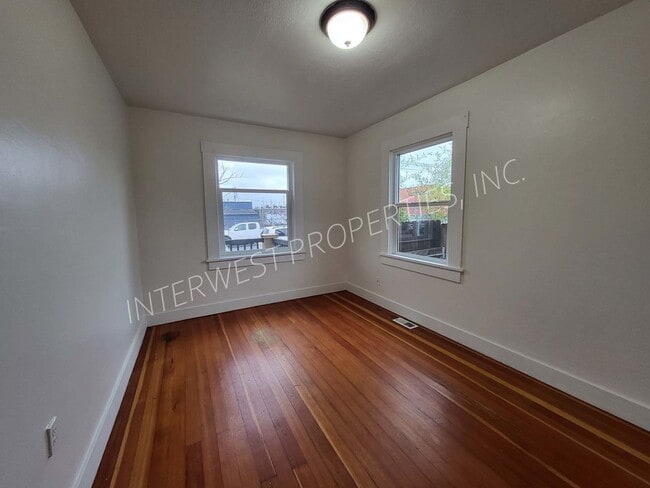 Photo - Super Cute 3bedroom Craftsman Style Home w/Hardwoods, Fenced Yard and Garbage Included!
