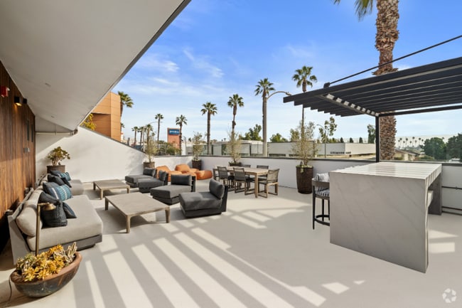 Building Photo - 2729 Wilshire Blvd Rental