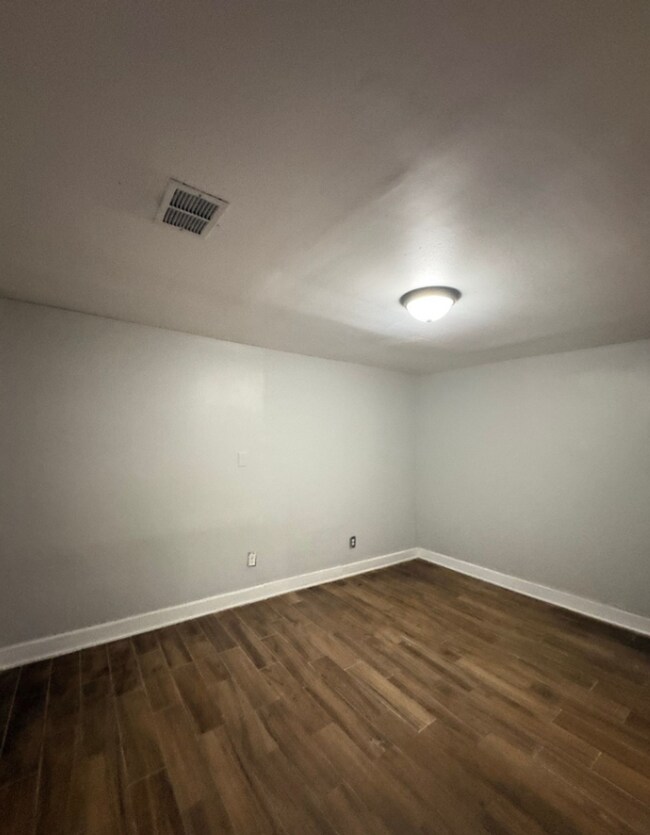 Photo - Cozy & Comfortable Newly Renovated 3 Bedroom Home in Hyde Park Area