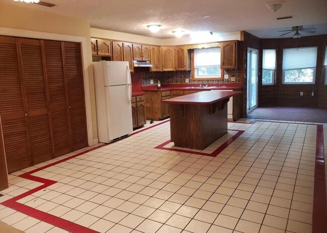 Photo - 3060 Robertson Rd