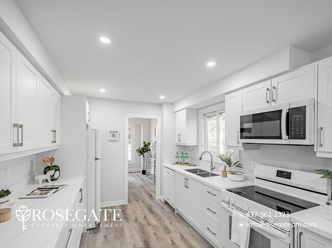 Photo - Detached 3+Den Home with 3 Parking Spaces in Prime Mississauga