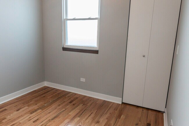 1928 W Winona St Unit 2