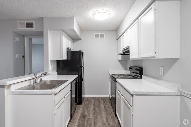 1BR, 1BA - 520SF - Kitchen
