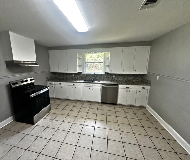 Photo - 300 Maple St