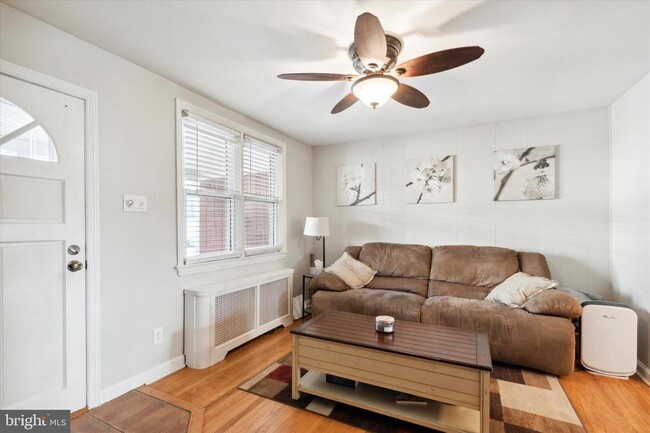 Building Photo - 327 E 9th Ave