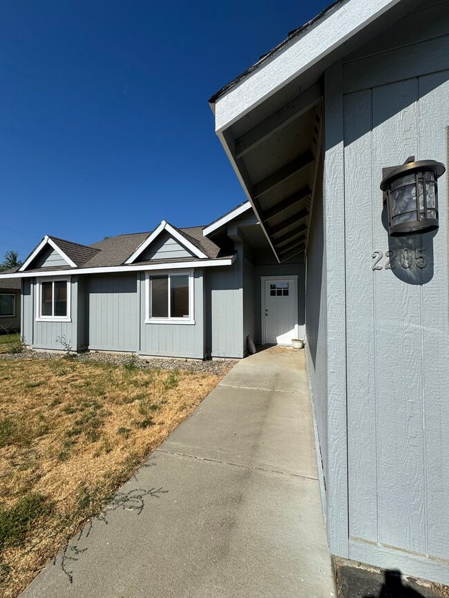 Building Photo - 3-Bedroom Home for Lease with Fenced Backyard