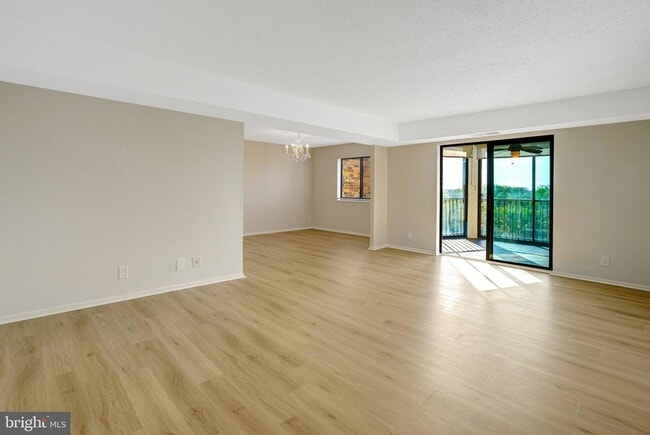 Photo - 5904 Mt Eagle Dr Unidad 812