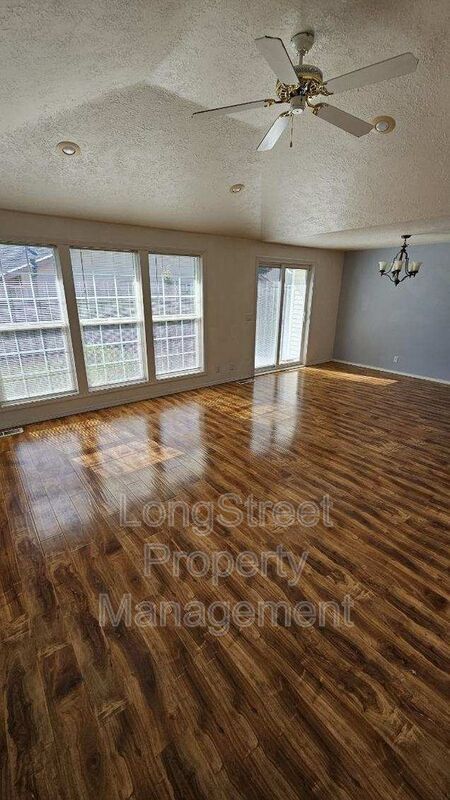 Photo - 2565 Burlington St NE