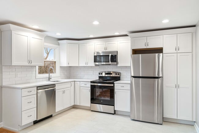 Kitchen - 21 Promenade St Townhome