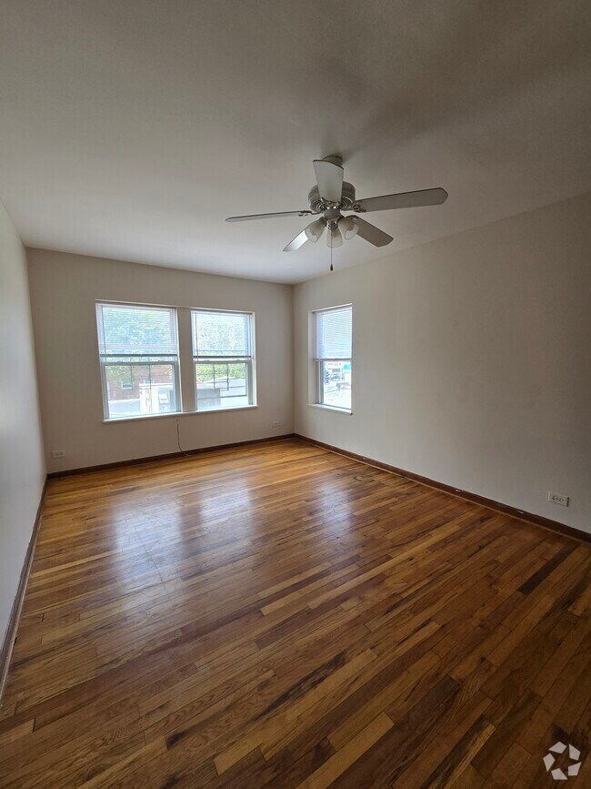 Building Photo - 3159 W Argyle St Unit 2S Rental