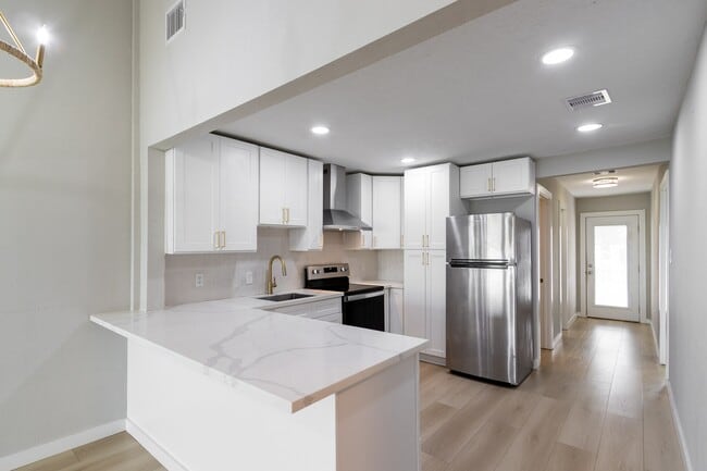 Building Photo - 2830 Bay Oaks Harbor Dr