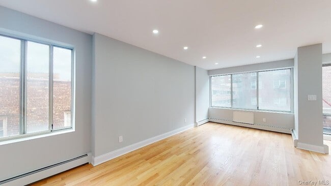 Photo - 67-39 Clyde St