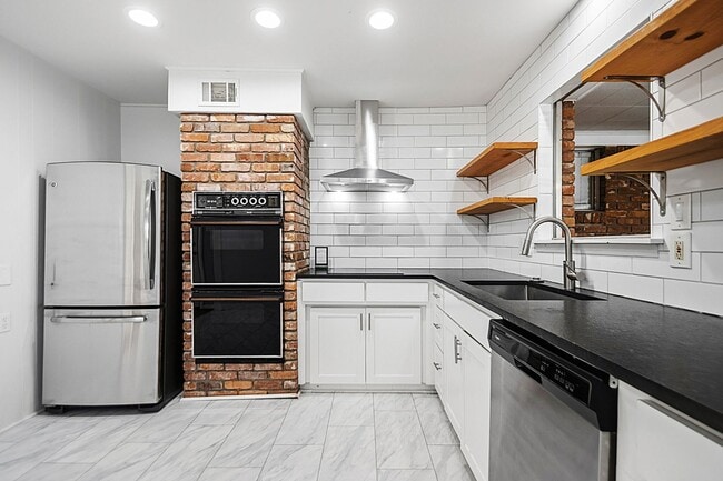 Building Photo - 822 N Coolidge St