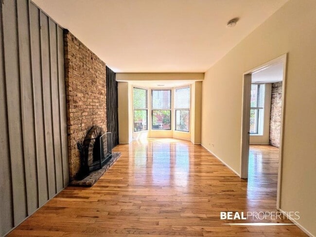 Building Photo - 2 bedroom in CHICAGO IL 60657 Unit 3 Rental