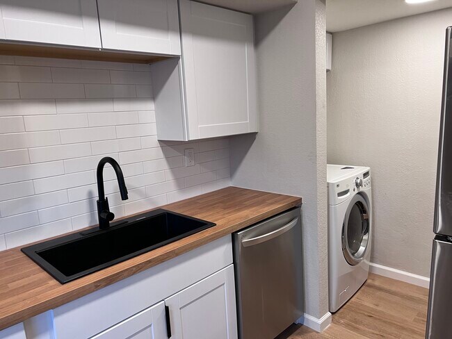 In unit washer and dryer - 7602 N 61st Ave Unidad 7608