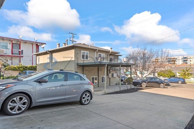 Photo - 6000 Bayview Ave