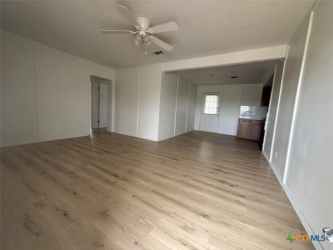 Photo - 620 W Avenue B