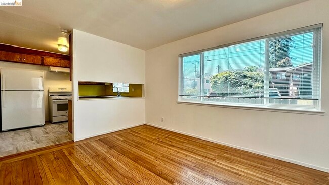 Photo - 1180 Bayview Ave