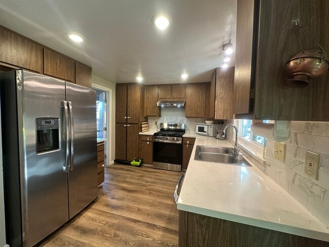 Photo - 1465 Madrone Way