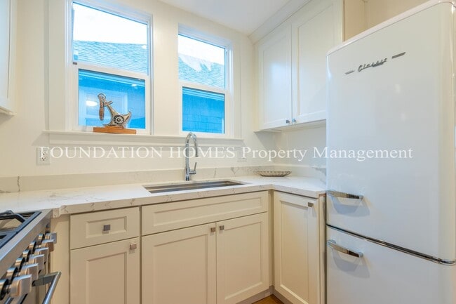 Photo - Newly Remodeled - Luxury Finishes - Downto...