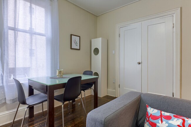 Photo - 935 Jervis St Unit 6