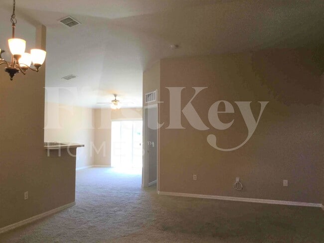 Photo - 425 Hammerstone Ave