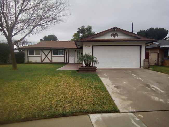 Building Photo - Nicely remodeled 3 bedroom 2 bath home wit...