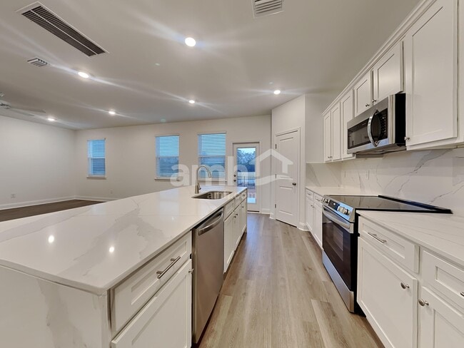 Photo - 5500 Front St