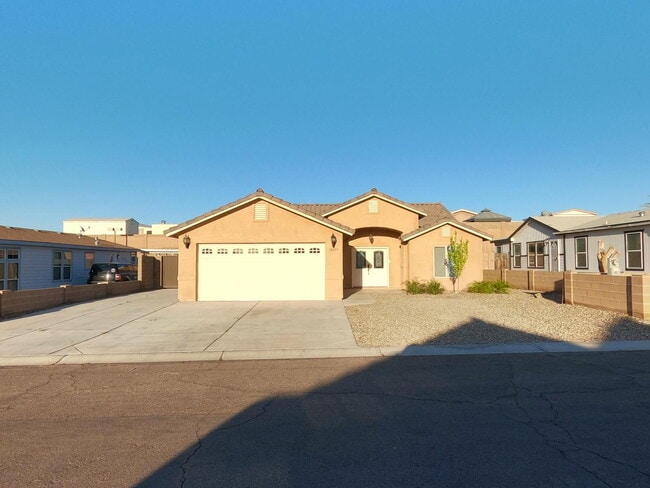 Building Photo - "Stunning 3-Bedroom, 2-Bathroom Home in th...