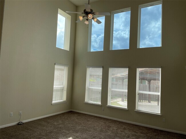 Photo - 627 Oak Cir Dr E