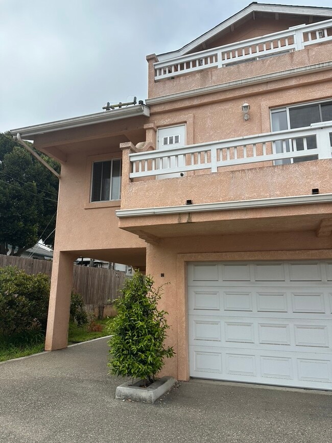 Photo - 896 Front St Unit B