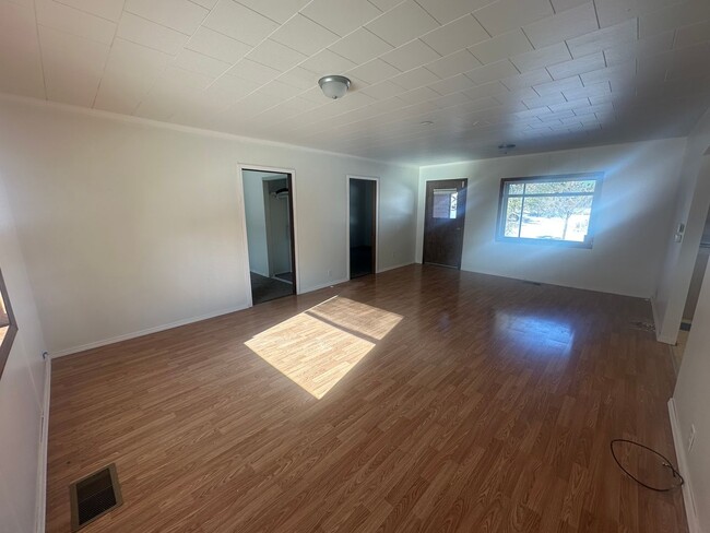 Photo - 3 Bed 2 Bath Large Garage