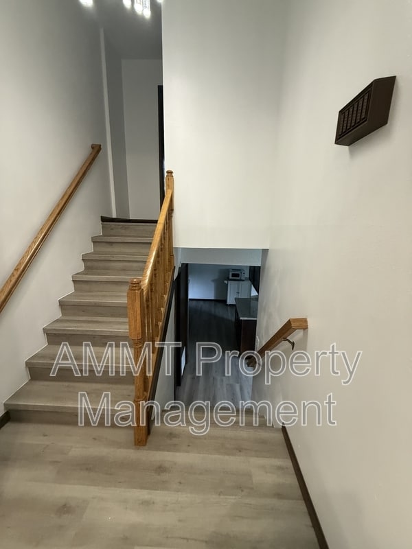 Building Photo - 608 S Garnavillo St Unit 1