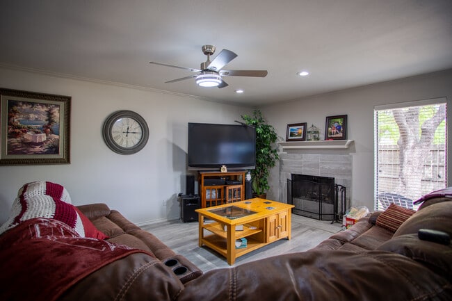 Photo - 207 E Harwood Rd