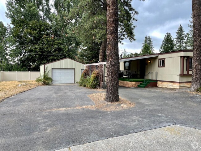 Building Photo - Affordable & Ideally Located 2 Bed 2 Bath ... Rental