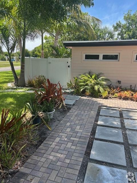 Building Photo - 2016 NE 14th Ct Unit A Rental