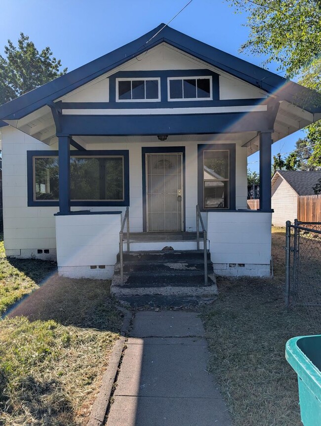 Building Photo - 2 Bedroom 1 Bath- Home
