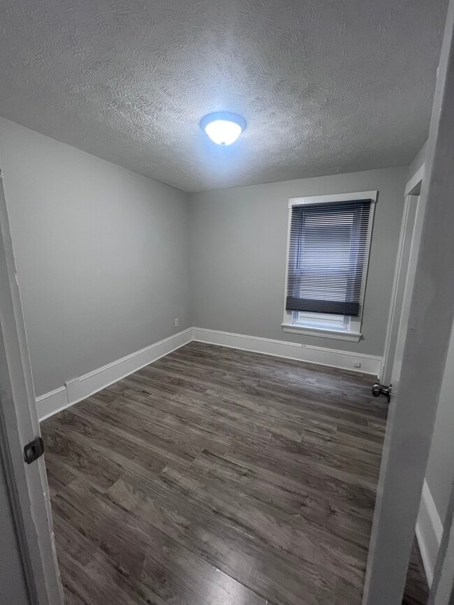 Dormitorio #1 - 2018 Corning Ave Unidad #2 Upper