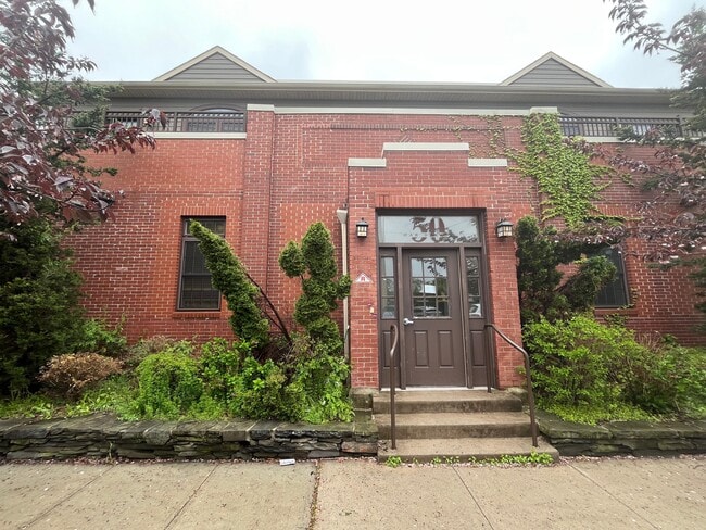 Building Photo - 30 Oak St Unit 104