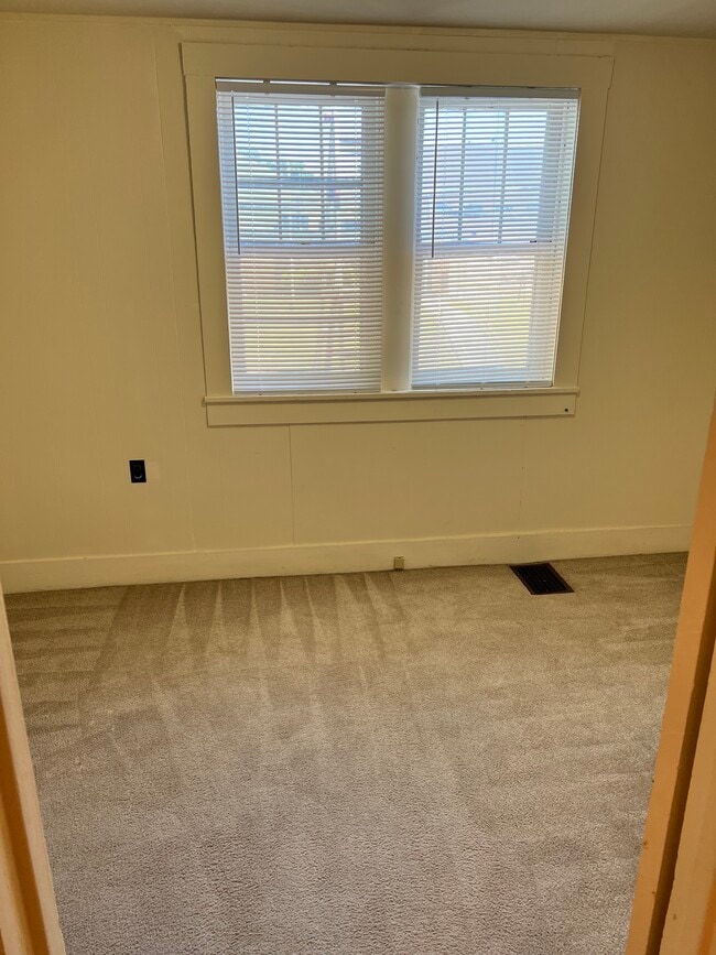 Bedroom 1 - 913 W High St Unit B