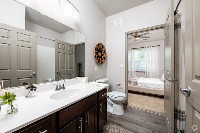 2BR, 2BA - 1,076SF - Bathroom - River Ridge