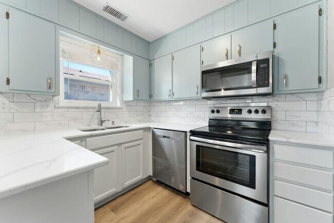 Photo - Spicewood Gold! 3-6 month leases available!