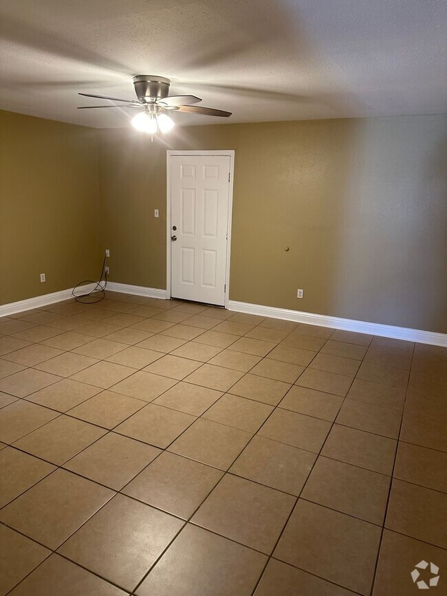 Building Photo - 3 Bedroom 2.5 Bath Townhouse