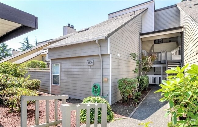 Building Photo - Updated Condo Available for Rent!