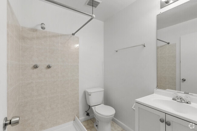 3BR, 2BA - 963SF - Bathroom