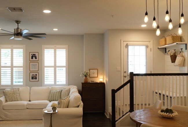 Photo - 689 Oak Lake Ln