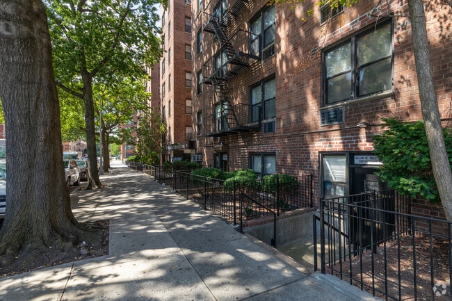 Photo - 665 Thwaites Pl