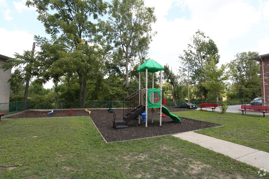 Carrollton Village Apartments For Rent in Bridgeton, MO